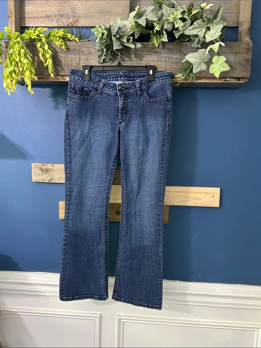 Lee Slender Secret Women’s Flare Jeans w/embellishment on pockets. Sz 12 EUC